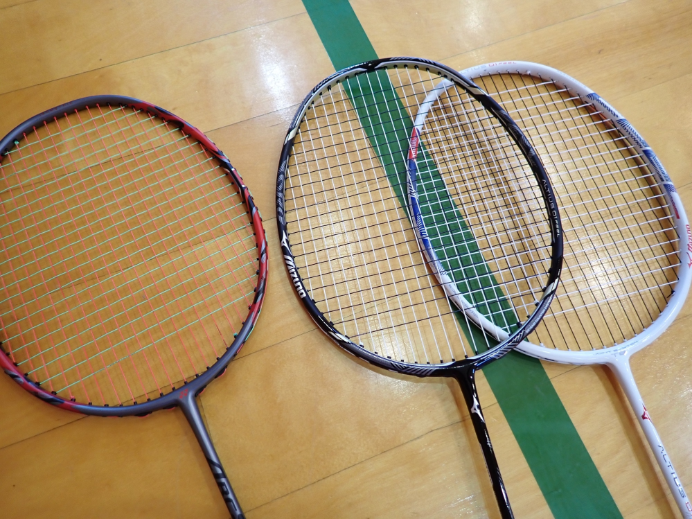 バドミントンラケットについて質問です。バド経験4年の50代です