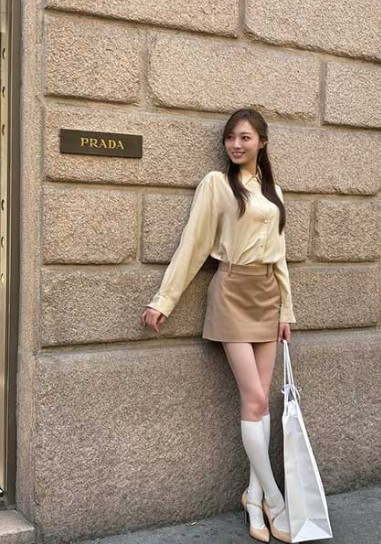 スカート姿の女性は、助手席に座っていると、車から降りる時に、スカ