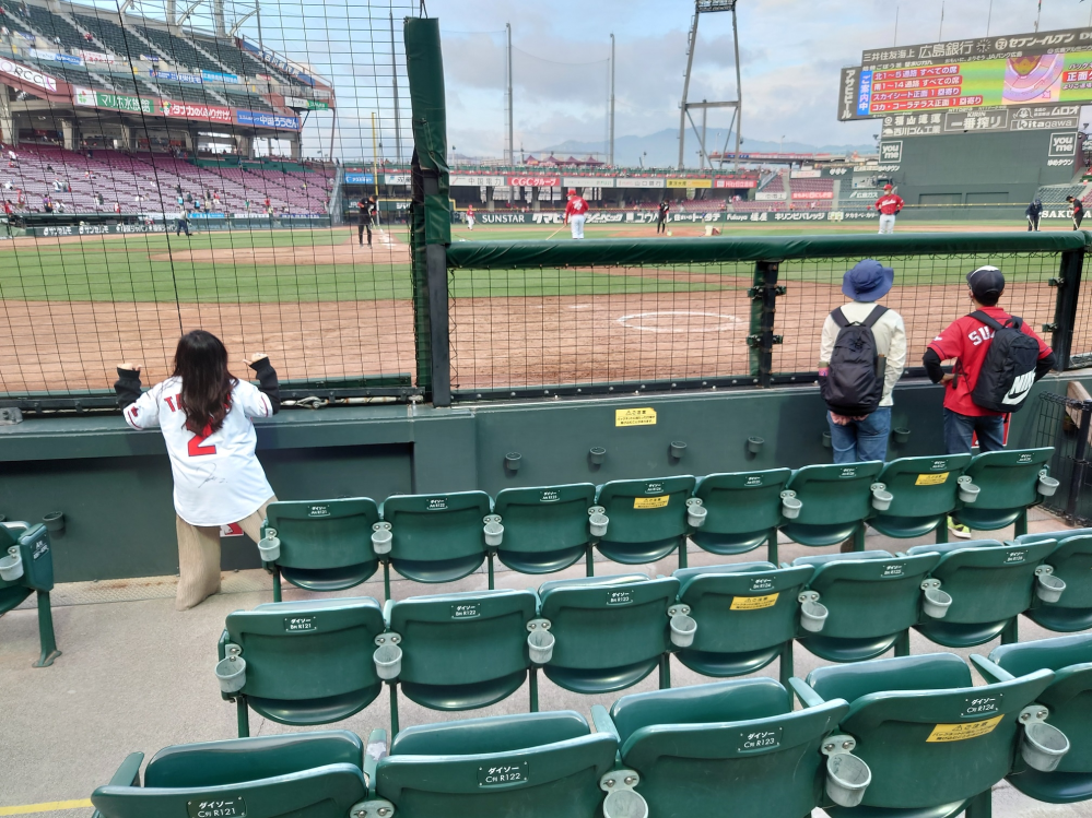マツダスタジアムの正面砂かぶり一塁側寄りからの見え方を知りたいです 