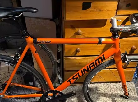 アリエクで初めてのピストバイクにtsunamiってやつを買ったんですけど