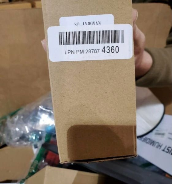 Amazonで商品購入したのですが、本体が入っている箱に謎のベタ