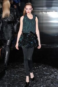 ファッションショーで使う曲を探しています 服は２００９年awのgucciみたい Yahoo 知恵袋