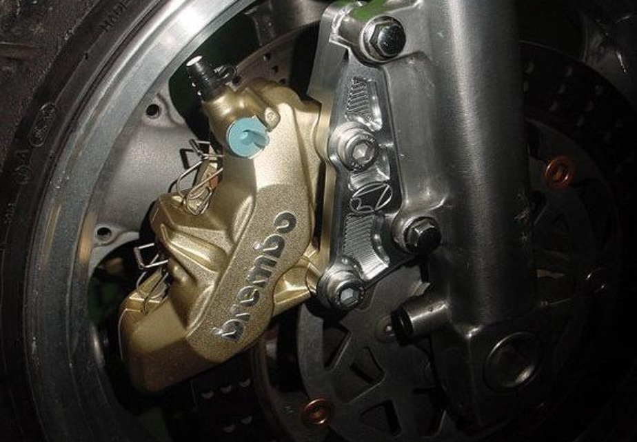 ZRX1100についてです。 - ZRX1100のフロントキャリパーを純正トキ