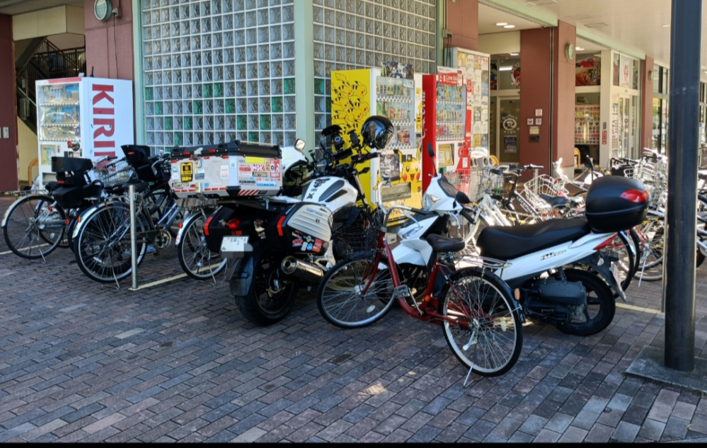 バイク、自転車用の駐車場があるのに、車専用に停めてるバイクは、迷惑