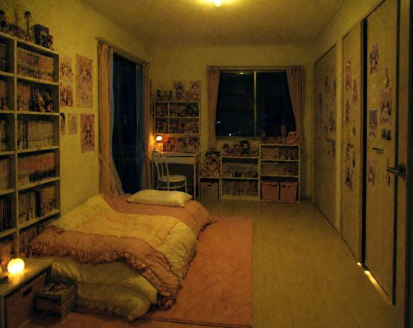 部屋の内装がこんな感じで8畳の部屋なのですが、ガーリー感を残しつつ