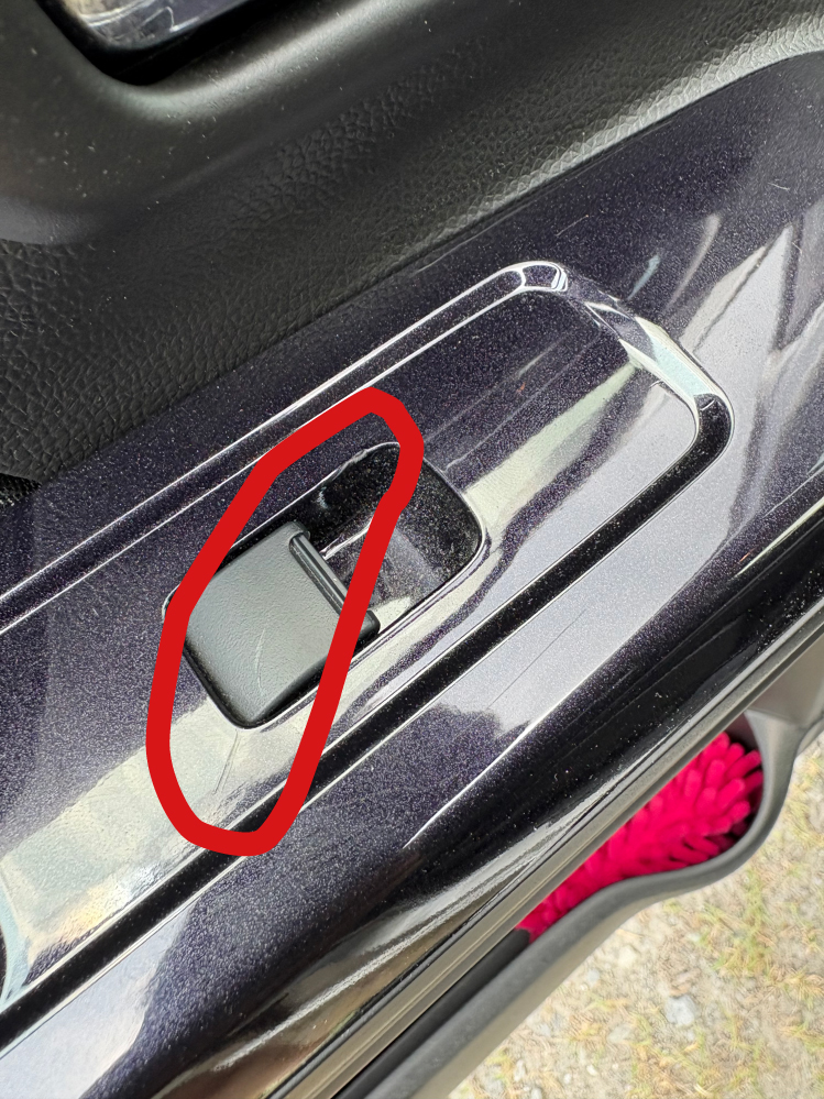 車に画像のような傷がついていました。原因は何だと思いますか？全く身