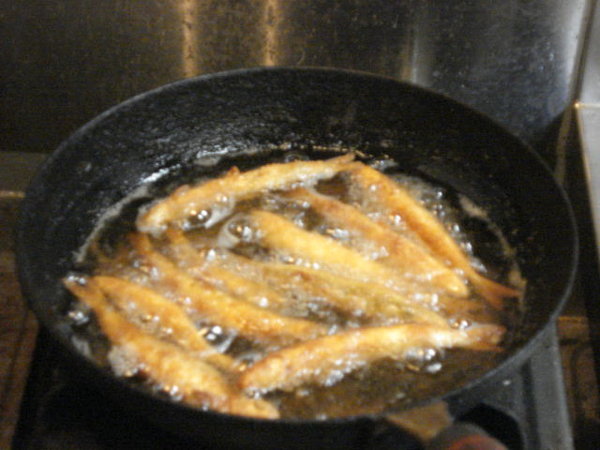 鉄のフライパンで魚を煮たりできますか？ティファールの２９ｃｍの 