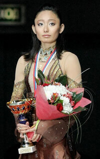 この前のフィギュアスケートの安東美姫さんの優勝した時の表彰式の Yahoo 知恵袋