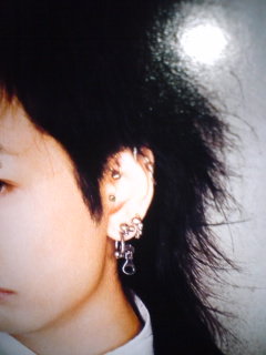 シド明希さんのピアスの位置についてです。 - つい最近、耳にピアスの
