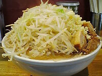 二郎のﾗｰﾒﾝは一杯何キロカロリー位でしょうか また スープを作る時に う Yahoo 知恵袋