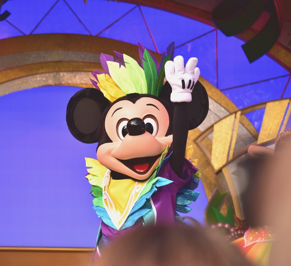 ディズニーランドにあったアトラクションを探してます 大型の何十人 Yahoo 知恵袋