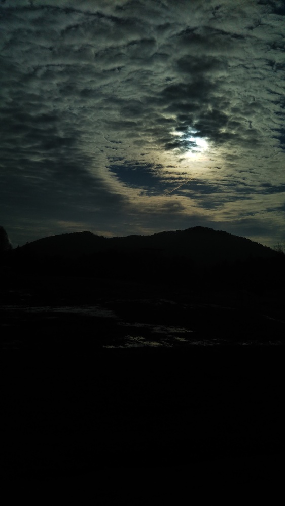 ひそひそ話する女性の心理 職場にいる女性は私が近くにいるとちらちらこ Yahoo 知恵袋