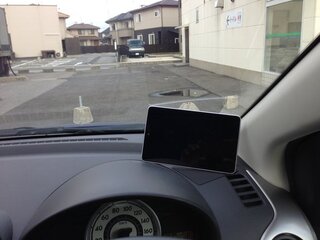 タブレットを見ながらの運転は違反ですか 車にこのようにタブレ Yahoo 知恵袋