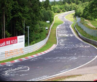 ニュルンブルクサーキットってどうして道に落書きみたいなのがしてあるんで Yahoo 知恵袋