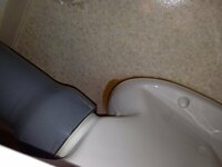 トイレの便器の周りに汚水が！！！！！何が原因なんでしょう？？？ 1か月前に上階の配水管に亀裂が入っているということで、
配水管の交換がありました。
その前には特に寒い日に、「ポタッ、ポタッ」という音が聞こえ
ひどい日にはトイレと床の隙間に水がしみていました。
今度は1週間前に、低い音で「トン、トン」という音が聞こえ
便器の後ろの部分が茶色い汚水で汚れていました。
今日朝、また、「...