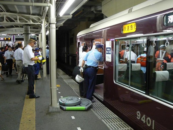 電車人身事故の写真だと思いますが、写真に写っている銀色の丸い 