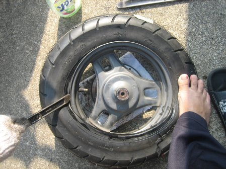 タイヤ交換って、寒い時よりも暑い時のほうが、タイヤが伸びてず