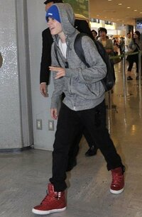 この写真のジャスティン ビーバーが履いているスニーカーのブラ Yahoo 知恵袋
