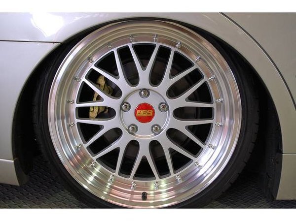これは本物のBBS-LMですか？センターキャップが妙に小さい