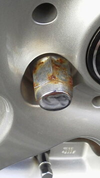 車のタイヤのナット部分に錆びが ナットの外側なのですが 錆 Yahoo 知恵袋