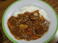 カレーの具にさつまいもってありですか？ 結婚して間もない者です。今晩の夕飯のカレーに
さつまいもをいれたら旦那に怒られてしまいました。
『まじ？さつまいも？！合わなくね？？食べれへんわ！』といわれ、
今 、風呂場で泣いています。
どうしていいかわかりません、
カレーにさつまいもって変なの？ありえないの？
なんかもやもや、悲しいです。
カレーにさつまいもは合わないでしょうか？
...