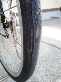 売られている自転車のタイヤが変形している