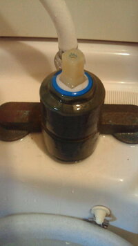 12年前のミカド製 洗面化粧台の水栓からチョロチョロ水漏れしますプラスチックのカ 教えて 住まいの先生 Yahoo 不動産