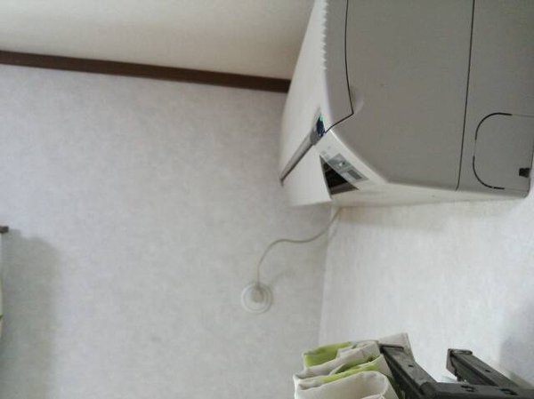 エアコンのルーバーが下がったまま上がらなくなりました エアコンのルーバーが下がったまま上がらなくなりました