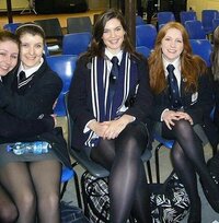 女性の方から見ると どう思いますか 写真はイギリスの女子高校 Yahoo 知恵袋