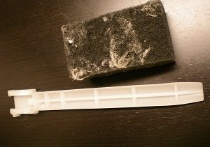 洗濯機の下に変な部品が落ちていました。 - 昨年末の大掃除の際に洗濯 