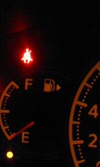 車のガソリンマークの横の矢印の向きのほうに給油口がある場合が多いと日本 Yahoo 知恵袋