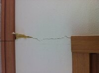 購入して丸４年半の一戸建ての家のリビングに入るドアの上の内壁 クロス にひび割れ 教えて 住まいの先生 Yahoo 不動産