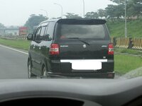 この車、インドネシアで見ました。

スズキ、ＡＰＶ と書いていましたが、日本では売られているのでしょうか？ 