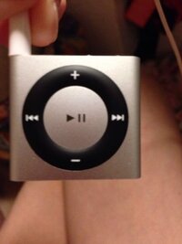 Ipodshuffleの真ん中の再生ボタンを長押しすると カ Yahoo 知恵袋