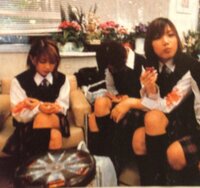 昔のモー娘。の画像ですが、真ん中のうつむいてる人は誰でしょうか？市井紗耶香でしょうか？
顔が見えなくてわかりにくくてすみません。 