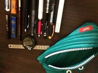 僕の筆箱の中の文房具どうですか！？ 今中学生で結構文房具好きなのですが皆さんの筆箱はどのような文房具が入っていますか？？

学生さんでも会社で使っていてもいいです！

ただし、文房具好きでマニアな方でも詳しい方に限ります！

皆さんは出来れば写真付きでお願いいたします！^o^

あと僕は新しいシャーペン^o^買おうと思っていてそれは

LAMY サファリ
ケリー
オレンズ

などが気になって...