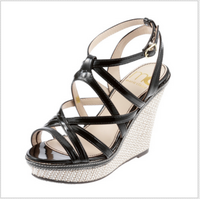 まだ五月なのにサンダル履いてる人々を多数見掛けます もうこの時期からサンダ Yahoo 知恵袋