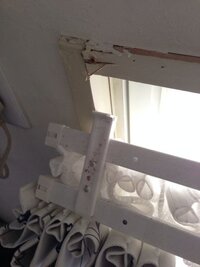 カーテンレールが外れていました 付け方を教えて下さい 写真の右側のレールが外 Yahoo 知恵袋