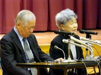 北朝鮮より拉致された横田めぐみさんの母親である横田早紀江さんと安倍首 Yahoo 知恵袋