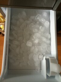 三菱の冷蔵庫をつかっています。水は満タンにして氷の量が画像の量しか出来... - Yahoo!知恵袋