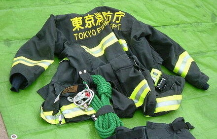 東京消防庁の方に質問です 東京消防庁の方が防火衣につけている 教えて しごとの先生 Yahoo しごとカタログ