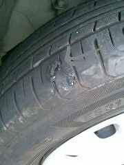 車のパンク修理 ２週間ほど前にタイヤの空気が少し減っていたので確かめて Yahoo 知恵袋