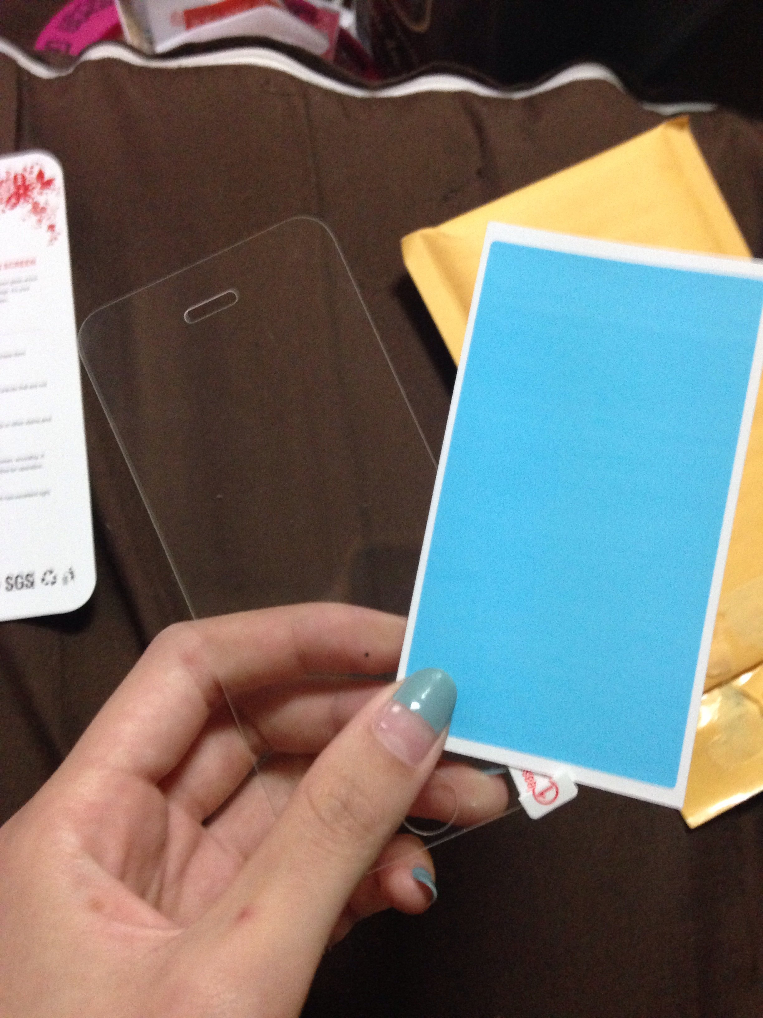 iPhoneの画面を保護するガラス製のフィルム(左)を買ったんですが