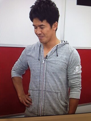 武井壮さんが着ているグレーのパーカーのメーカーを教えて下さい Yahoo 知恵袋