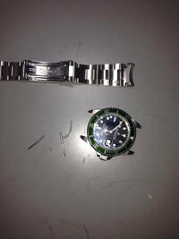 先日兄からもらったロレックスの時計を今日落としてしまいました。 そしたらなぜかこのようにバラバラになってしまいました。
そしてなおそうとしても治りません。
落ちた時に拾ったのはこの写真のやつだけです。
どうやったら治るのか教えてください。