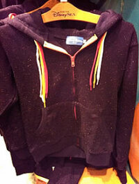 今月ディズニーランドかディズニーシーに行った方 このパーカーは販売して Yahoo 知恵袋