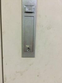 配電盤のカギについてこの写真の配電盤ですが 何という名前のカ Yahoo 知恵袋