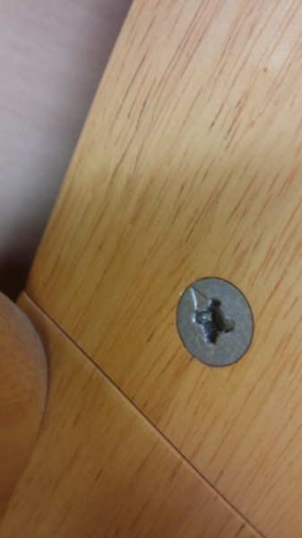 勉強机の上の部分を解体したいのですが、 - なかなかこのネジ