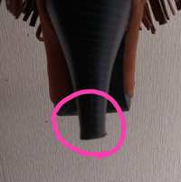 ヒールが削れて斜めになってしまいました！！ 写真ではわかりにくいかもしれませんが、長い間変な歩き方をしたせいでヒールが斜めに削れてしまいました。履くと真っ直ぐ立てないので、とても歩きにくいです。
どうにかして、ヒールを真っ直ぐに修理したいのですが、どうしたらできますか？
教えてください(>_<)