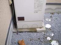 電気温水器のタンクの下から 水が流れているのを今日気付きました 10年 Yahoo 知恵袋